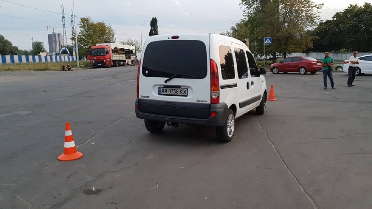 На Троещине автомобиль Renault сбил пешехода