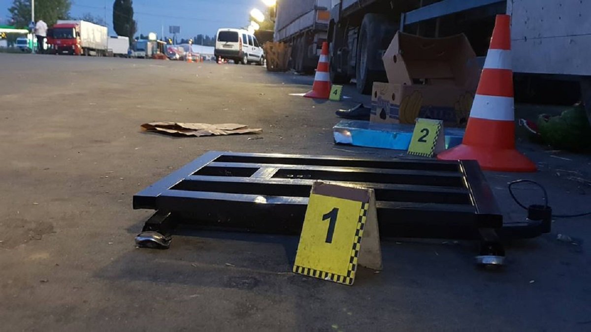 От удара пешехода откинуло под колеса фуры