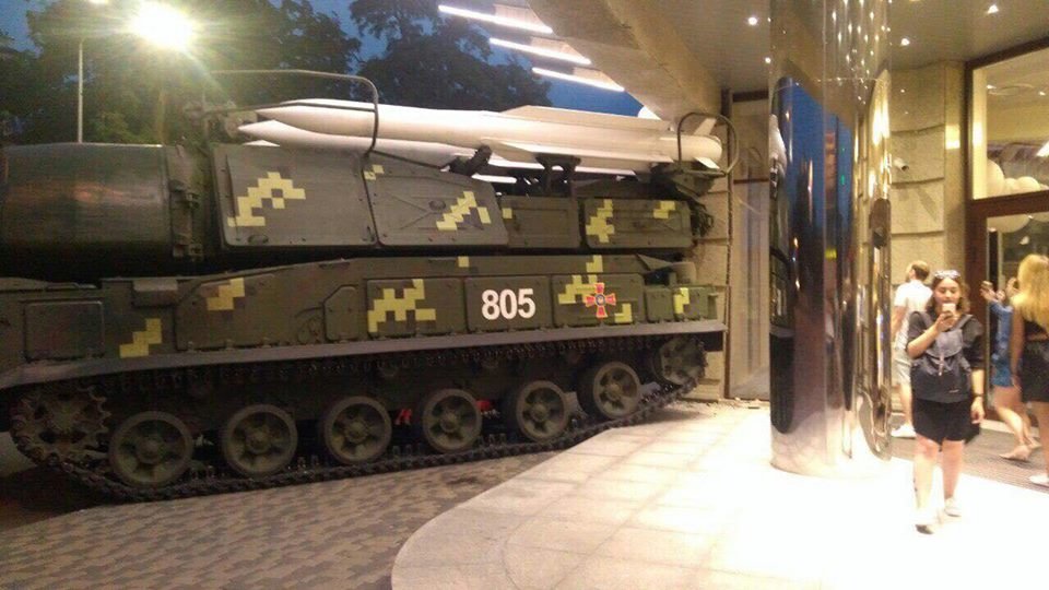 Зенитно-ракетный комплекс «Бук» протаранил здание бизнес-центра Astarta