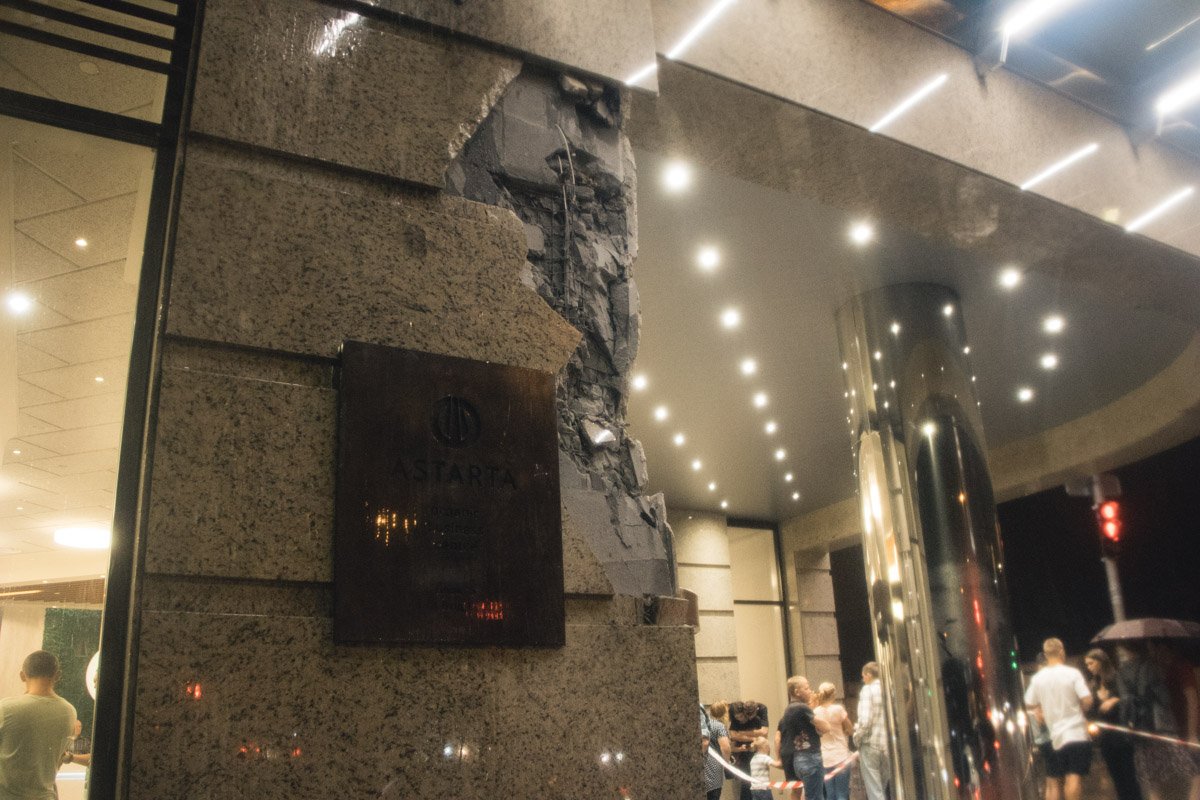 а стене здания остались серьезные повреждения от столкновения с военной техникой