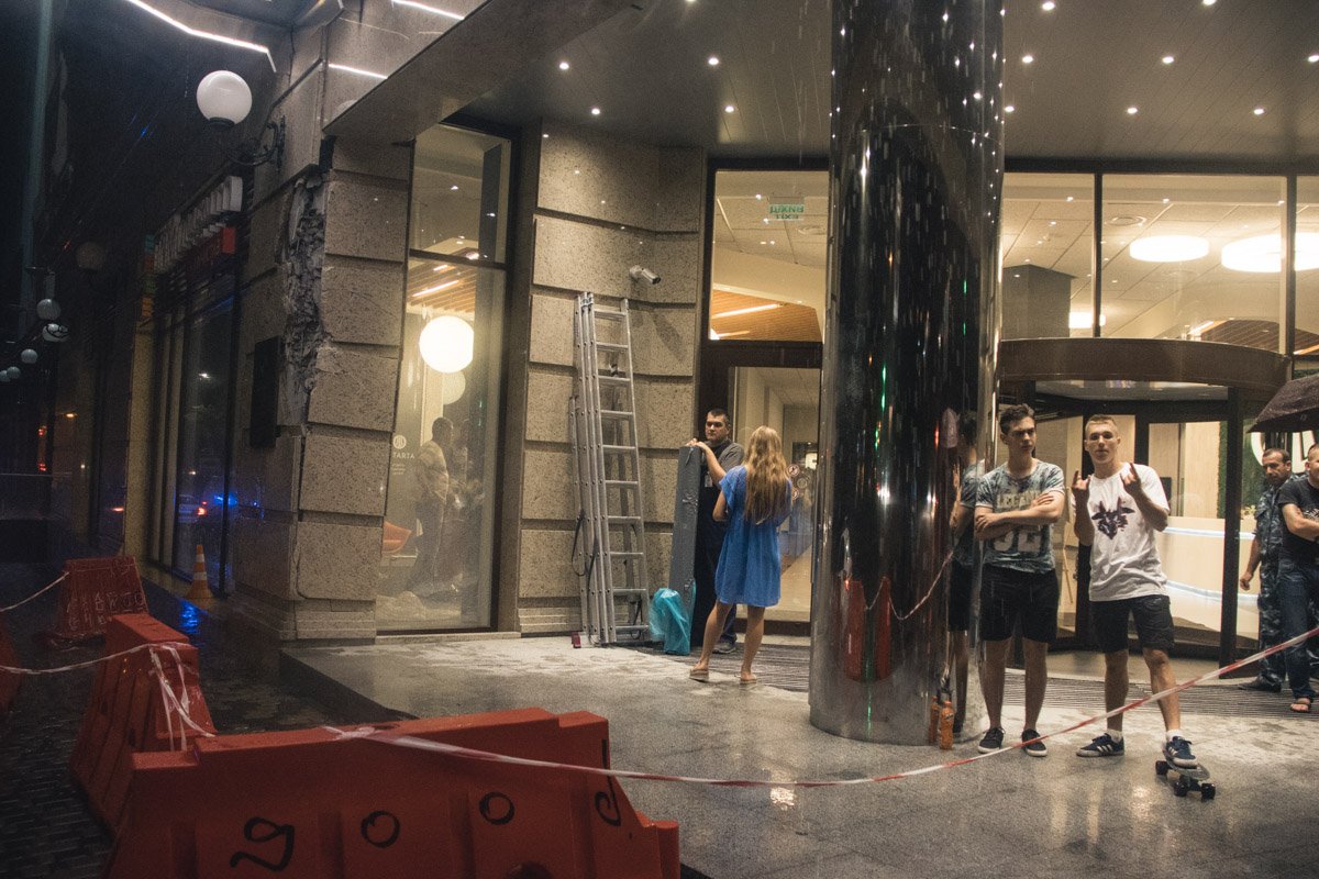 Сам «Бук» отбуксировали с места аварии примерно в 22:40.