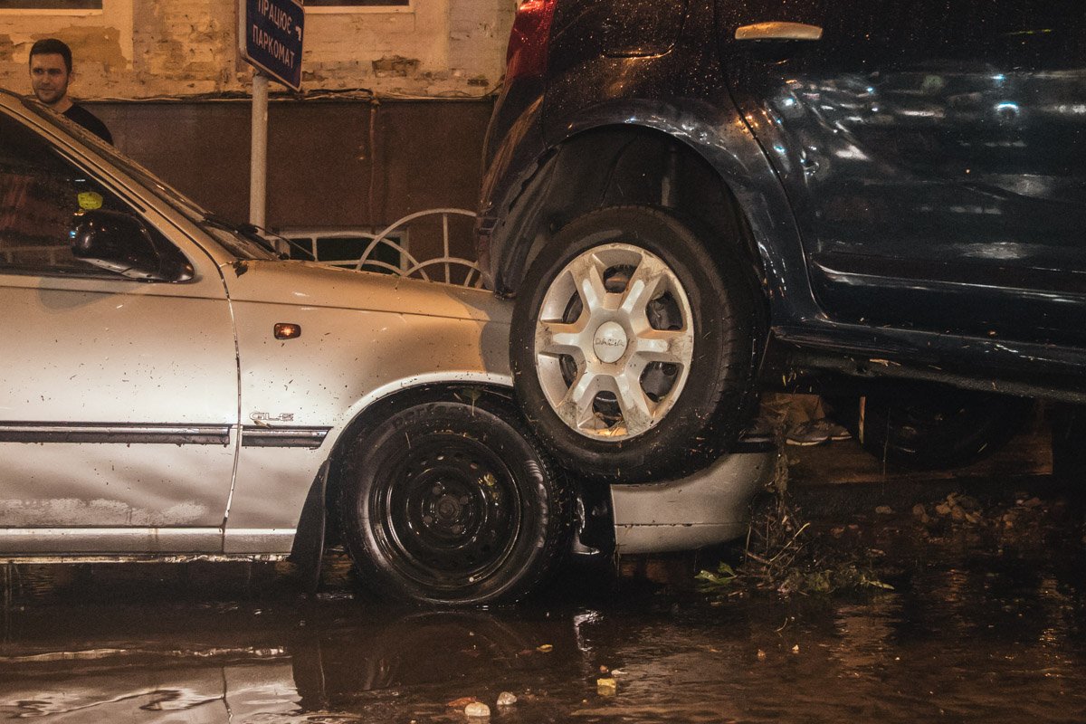 После продолжительной грозы, в Киеве затопило улицу Эспланадную