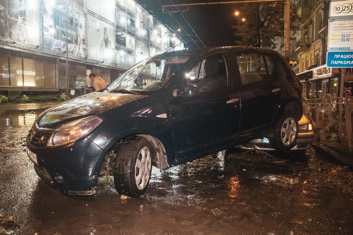 Поток воды был столь сильным, что машины буквально смывало с дороги