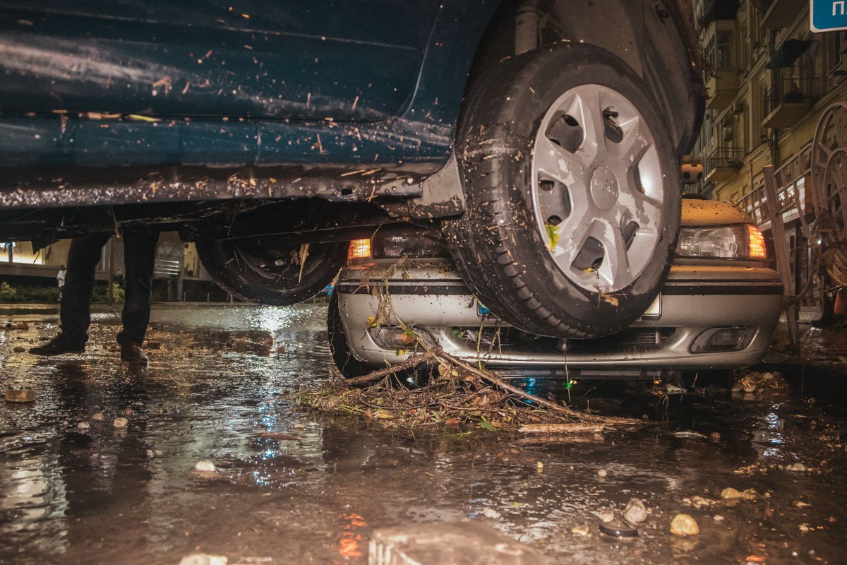 Вода залила и паркинг ТРЦ Gulliver, оттуда эвакуировали весь персонал и автомобили посетителей