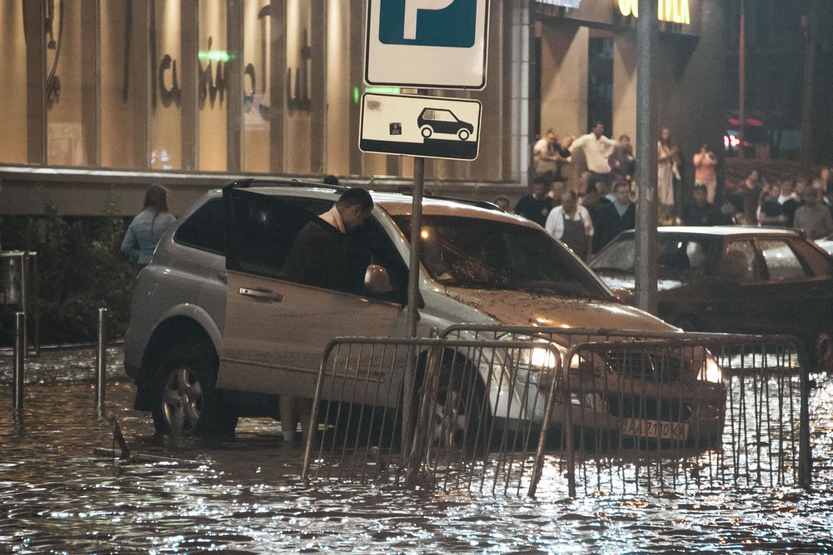 Все ливневки на улице были забиты и не справились с огромным потоком воды
