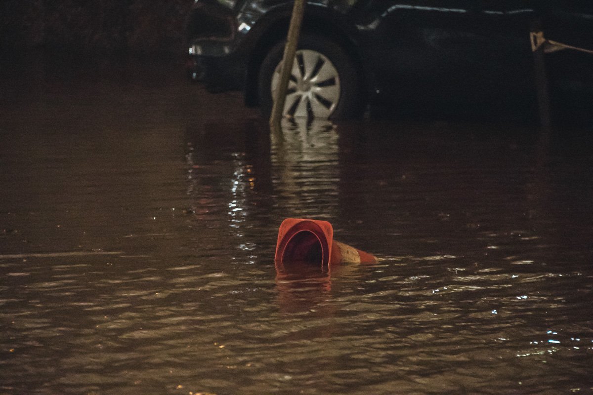 Машины начало смывать сильным потоком, из-за чего произошло несколько аварий