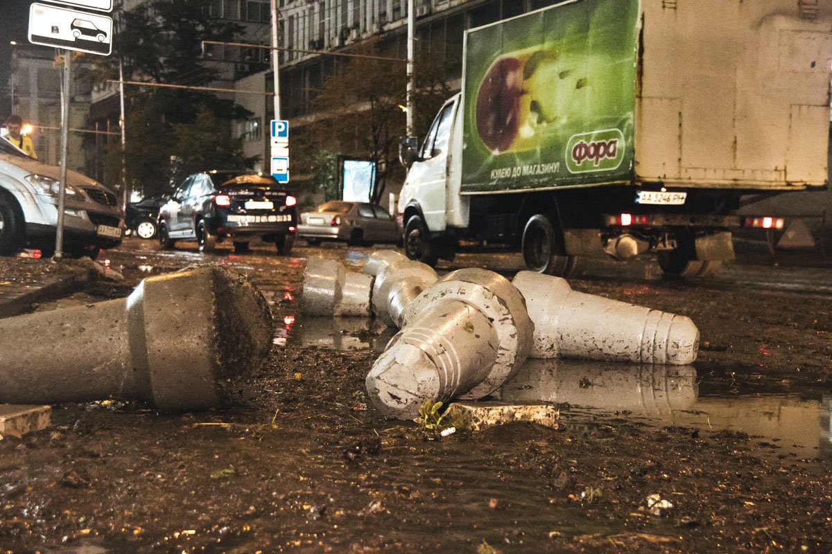 Напор был такой силы, что он вывернул несколько канализационных люков и смыл бетонные заградительные конусы