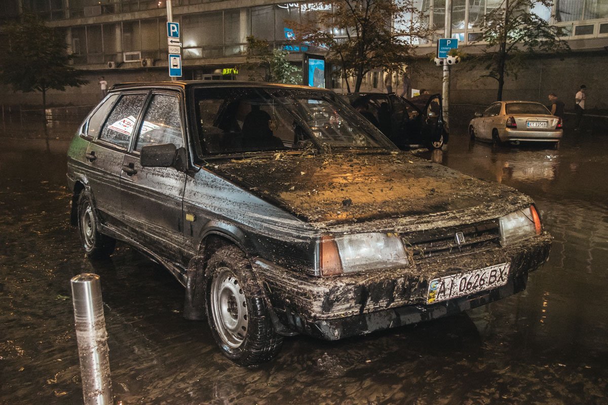 Прибывшие на место коммунальщики чистили ливневки лопатами