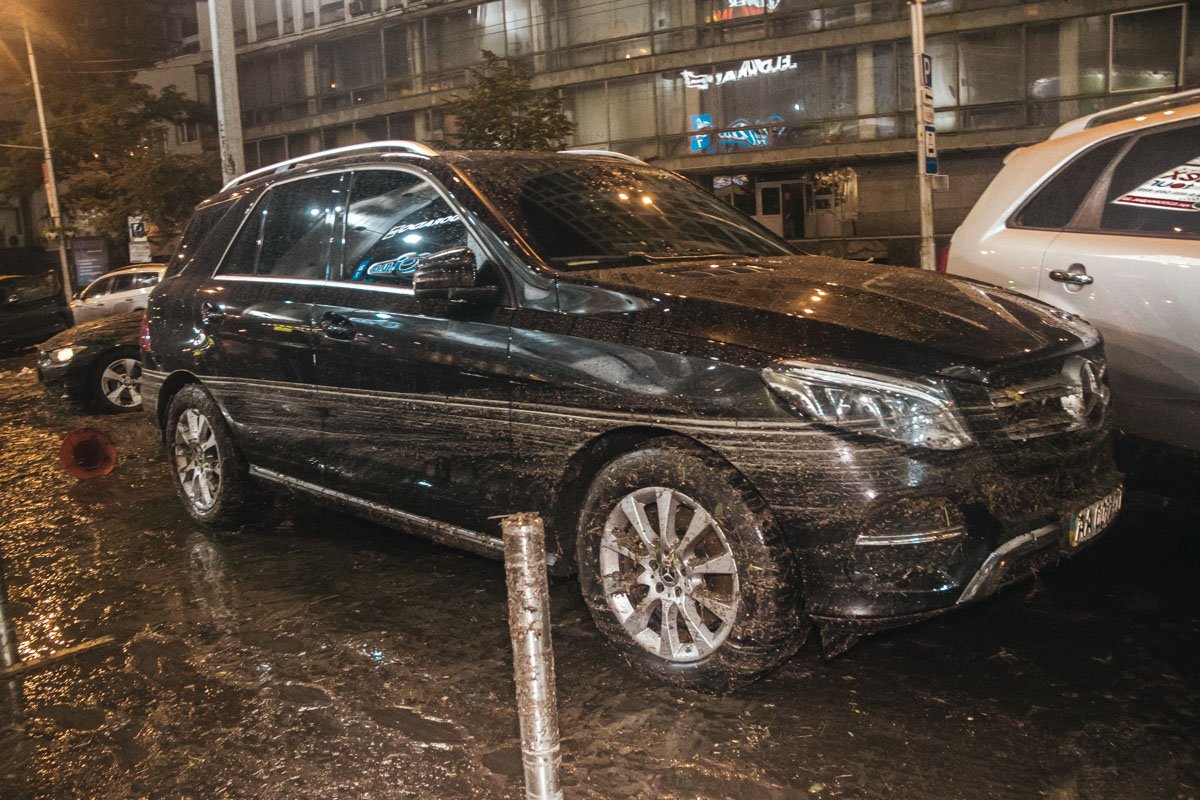 Водители автомобилей расчищали грязь со своих авто и оценивали ущерб, который нанесла стихия