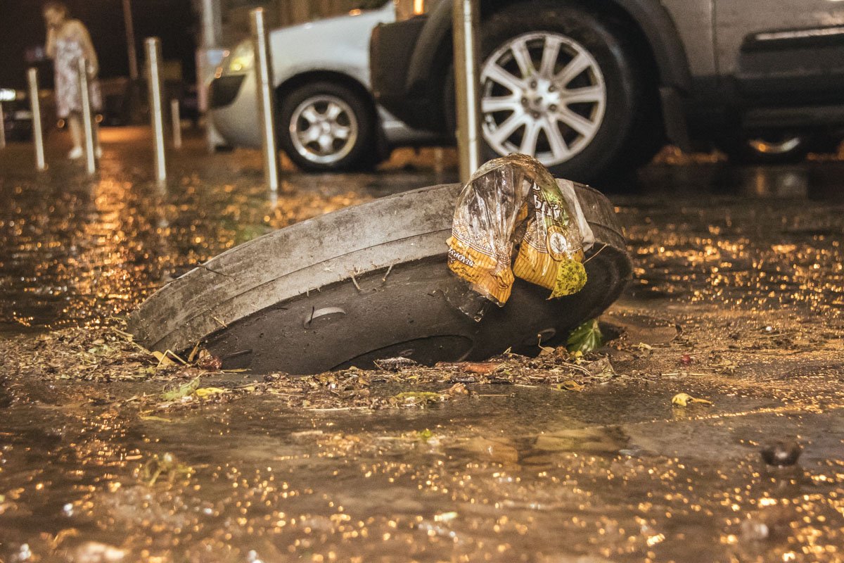 Вывернутый сильным потоком воды канализационный люк