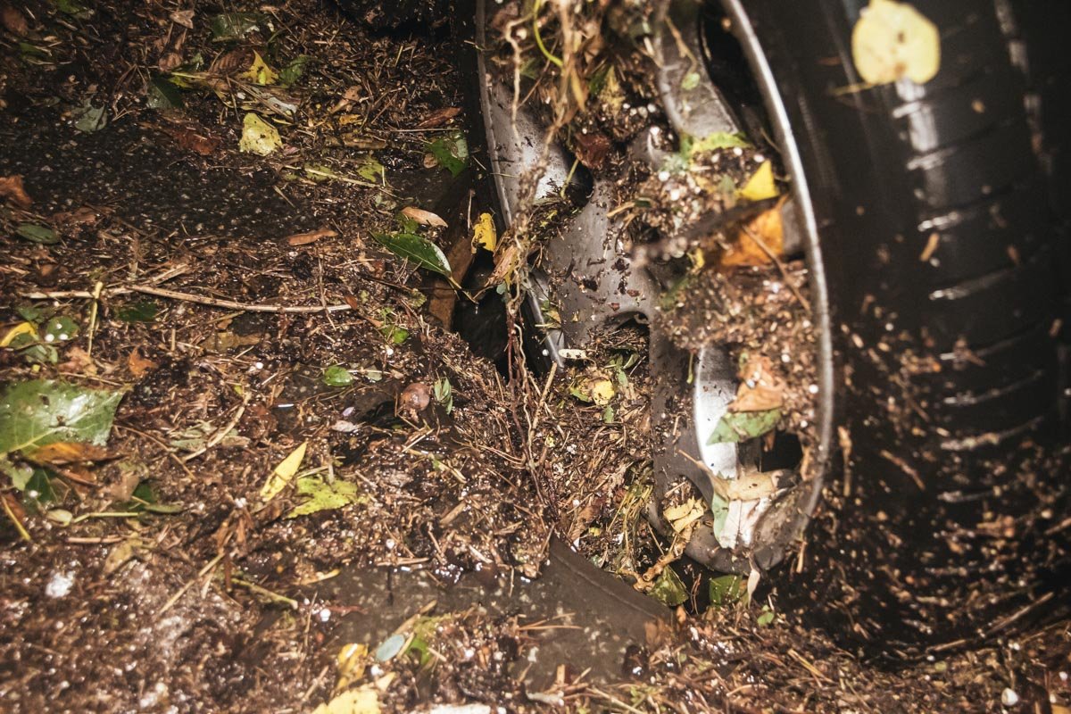 Колесо машины застряло в канализационном колодце без люка