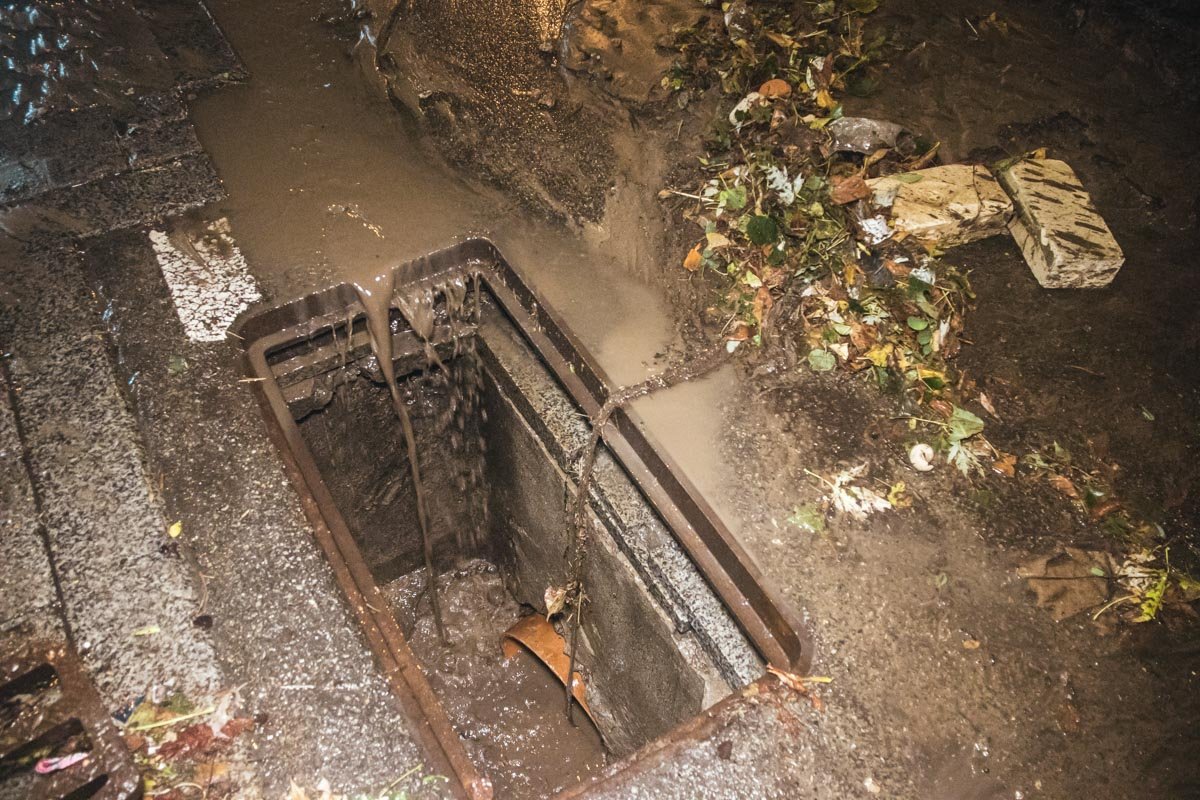 Вода вырвала верхнюю часть ливневки