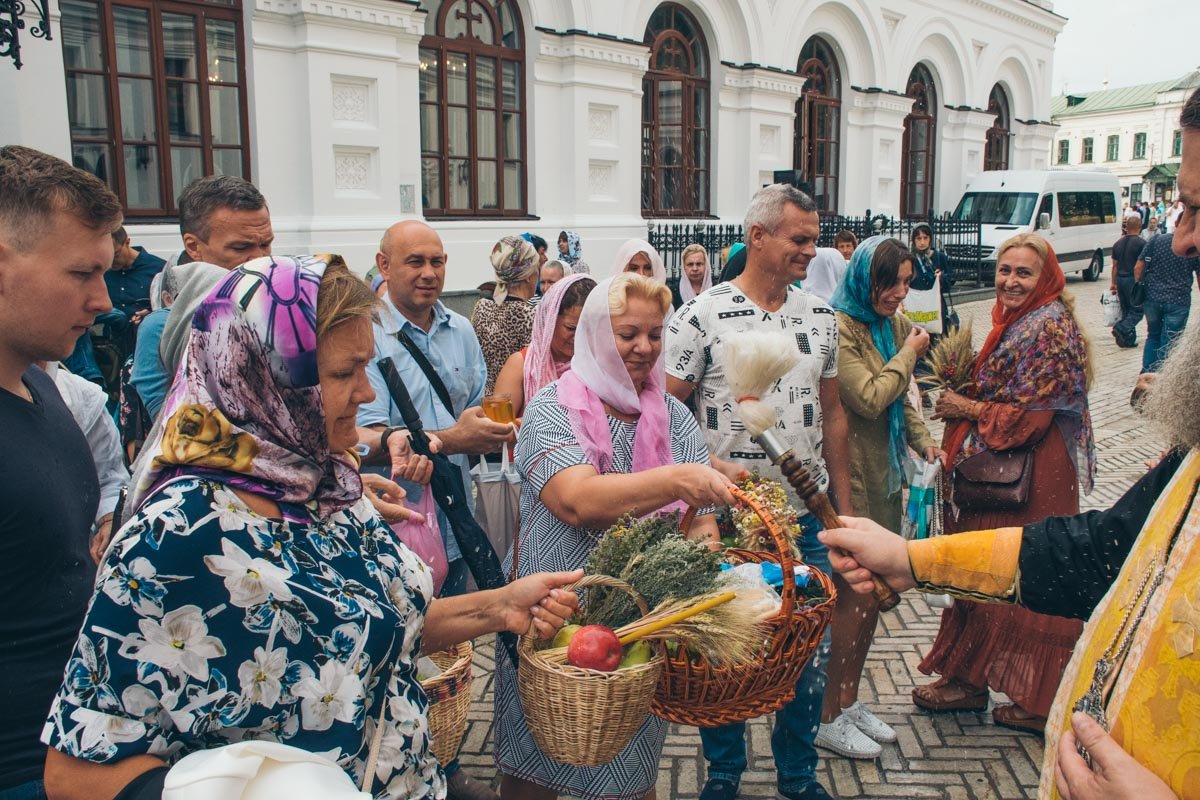Корзинки прихожан полны фруктов, трав и колосков Корзинки прихожан полны фруктов, трав и колосков