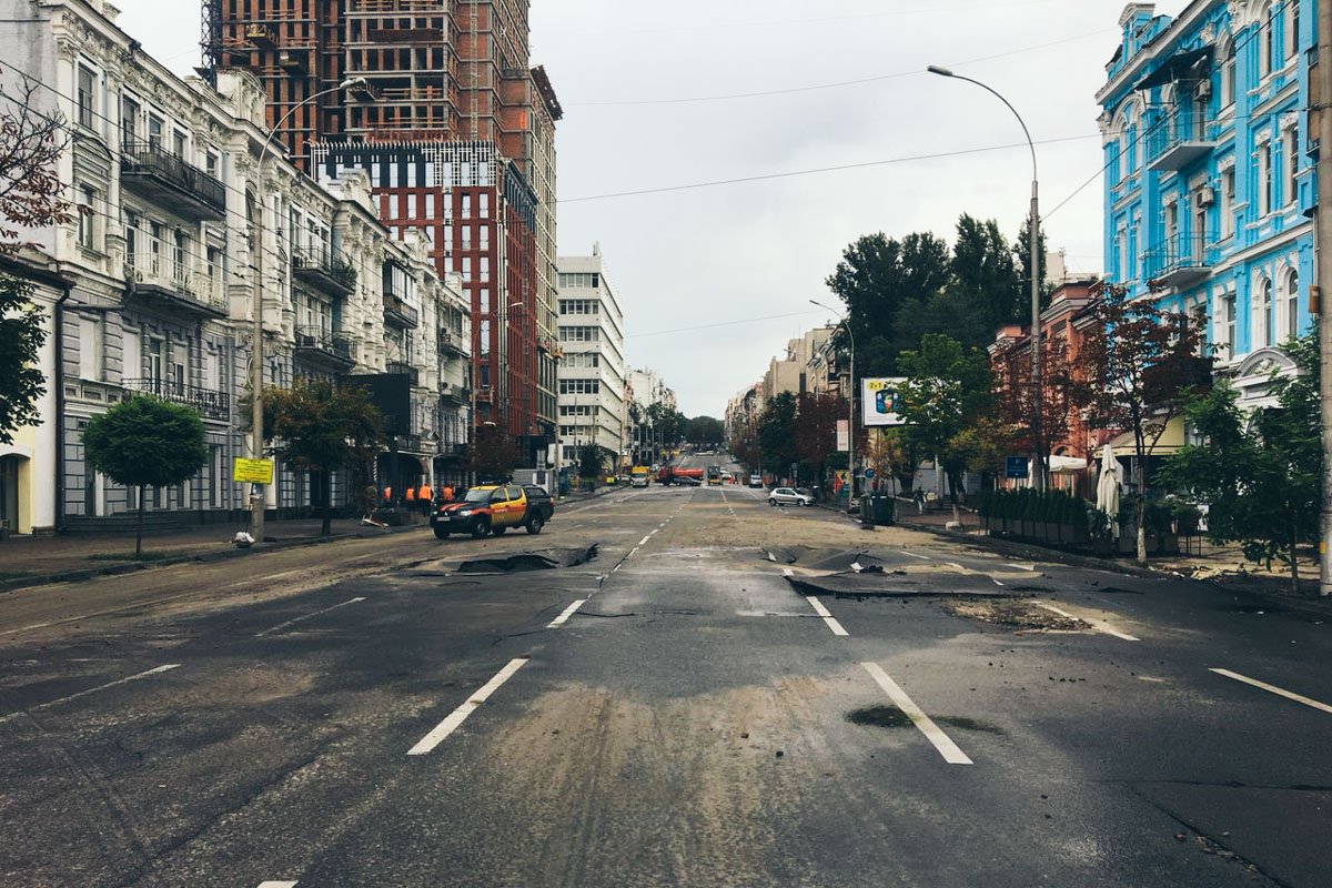 Недалеко от НСК "Олимпийский" асфальт не выдержал проливных дождей и проломился