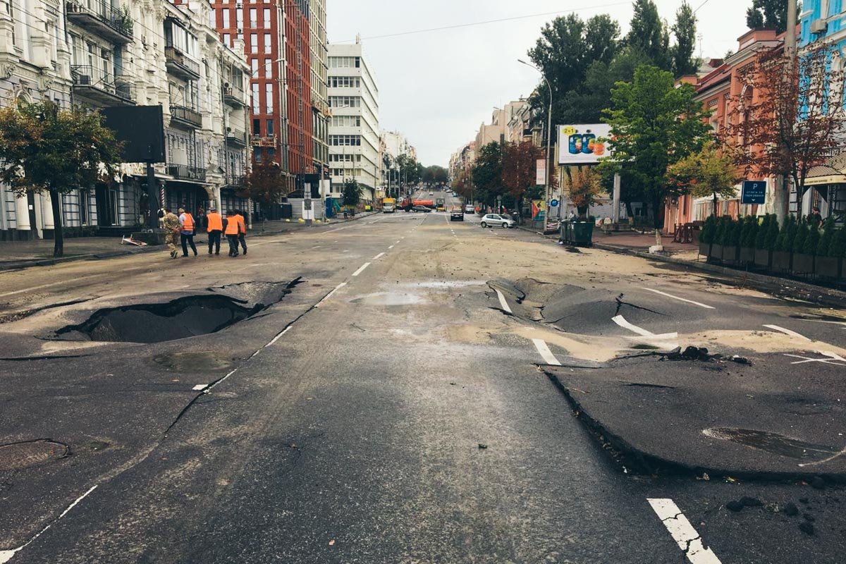 Бесконечные "реки", которые ночью текли по столичным дорогам, подмыли асфальтобетонное покрытие