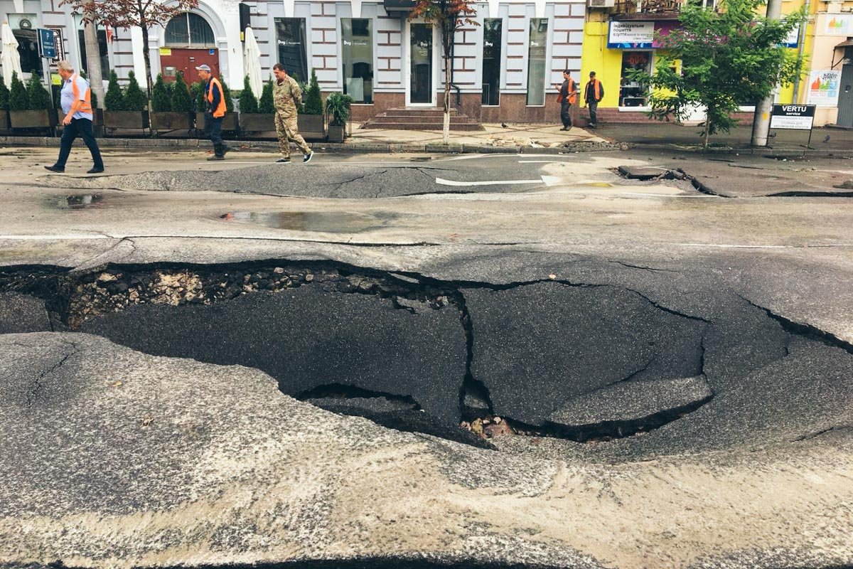 Коммунальщики занялись ремонтом дороги