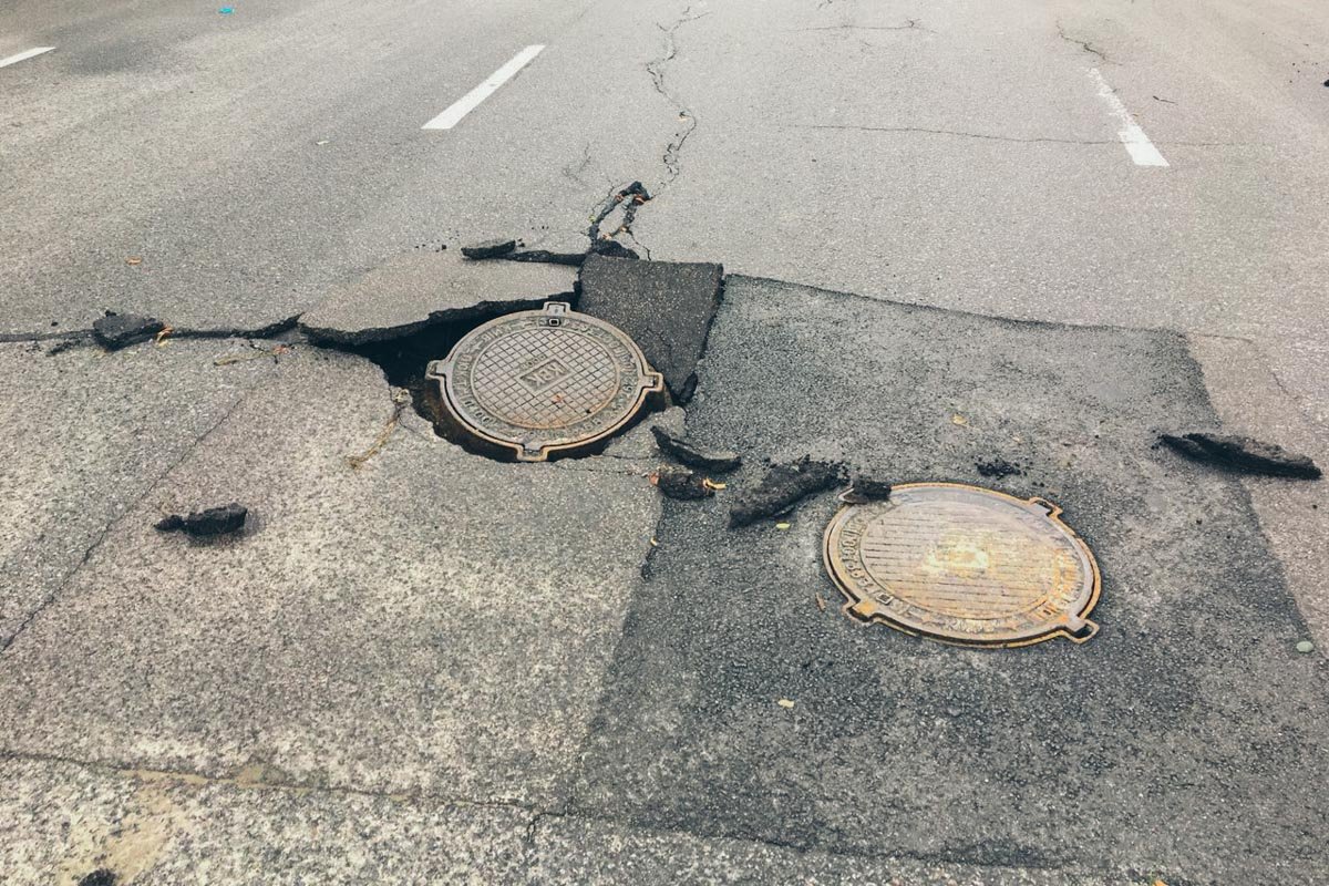 Водителям и пешеходам следует быть внимательными на дорогах после ночной непогоды