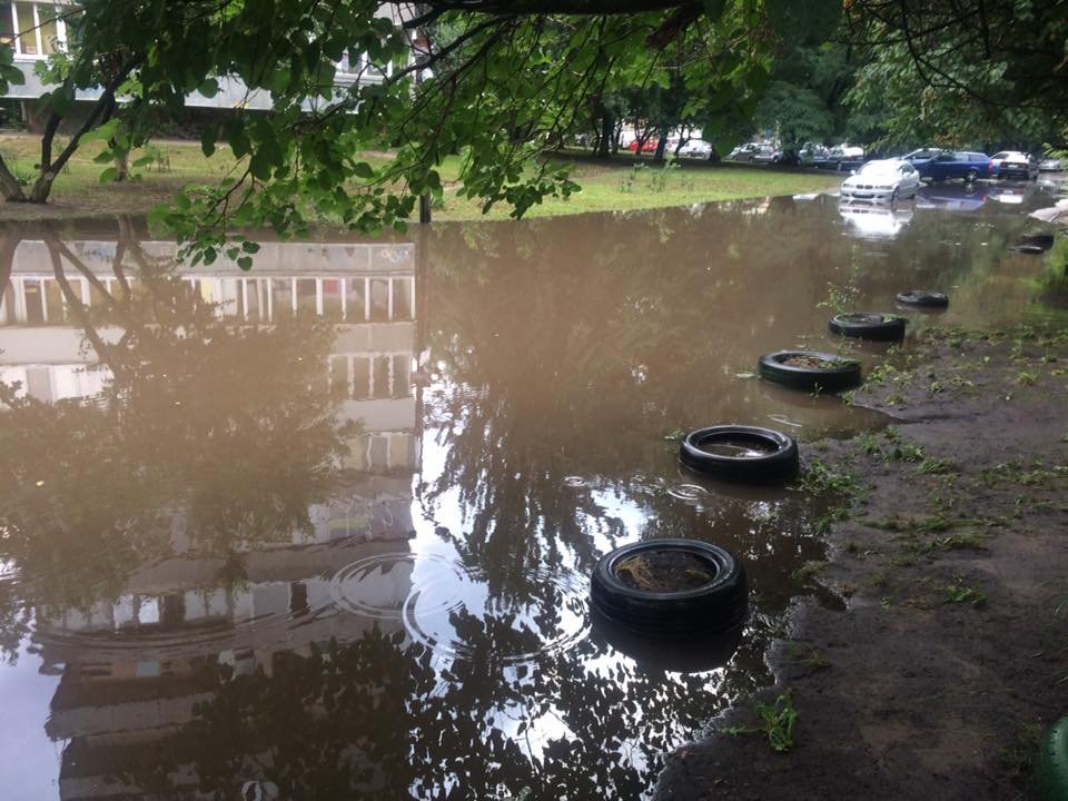По адресу проспект Правды, 88, 88а машины погрязли в болоте, образовавшемся после проливного дождя