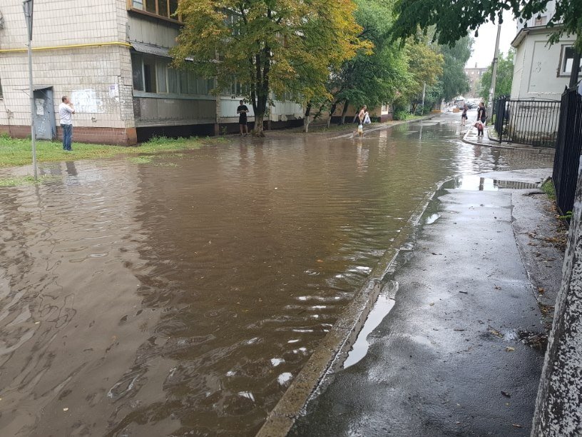 На проспекте Победы, 91 на проезжей части образовалась "река" с мусором и листьями