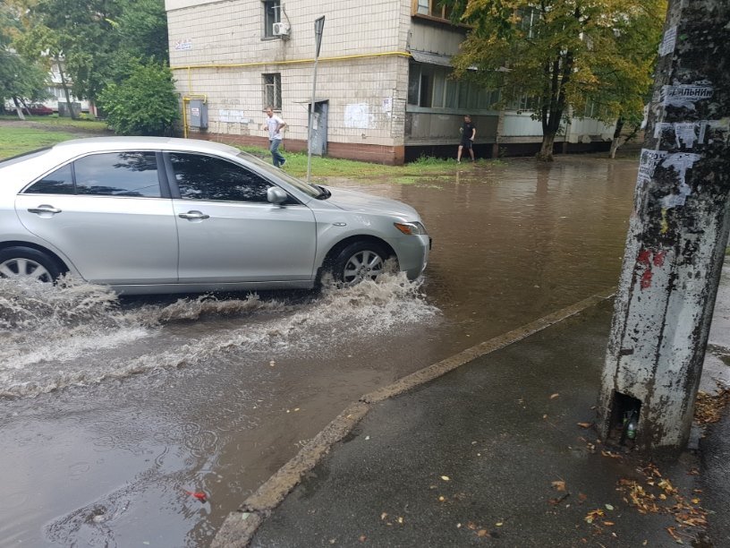 Машины не ездят, а плавают по столичным дорогам после проливного дождя