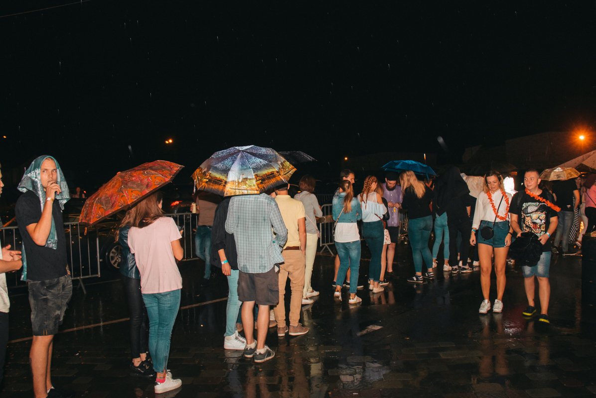 А зонтики в эту ночь были как аксессуар 