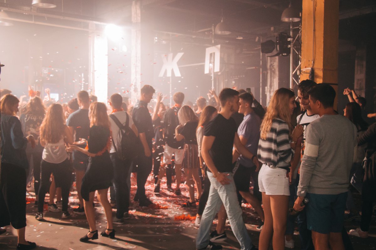 Людей было очень много, но все были одинаково счастливы!