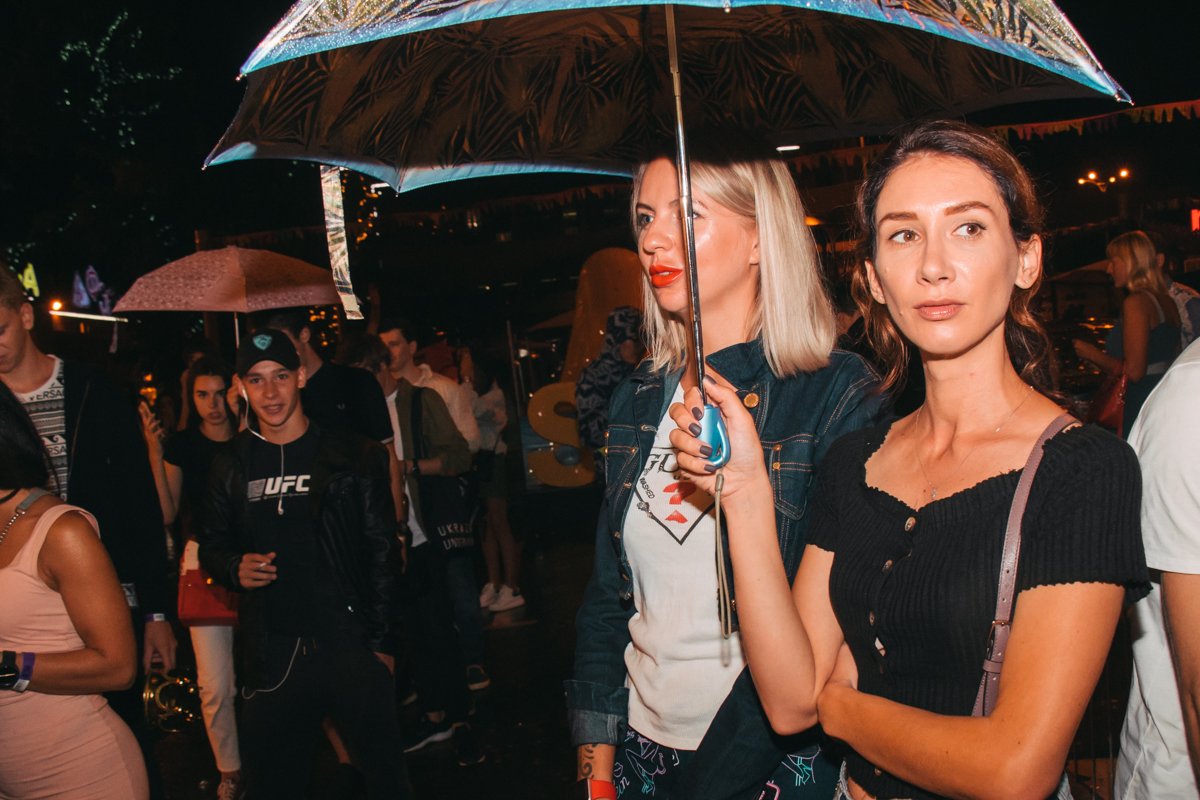 Под зонтом в ожидании... Под зонтом в ожидании...