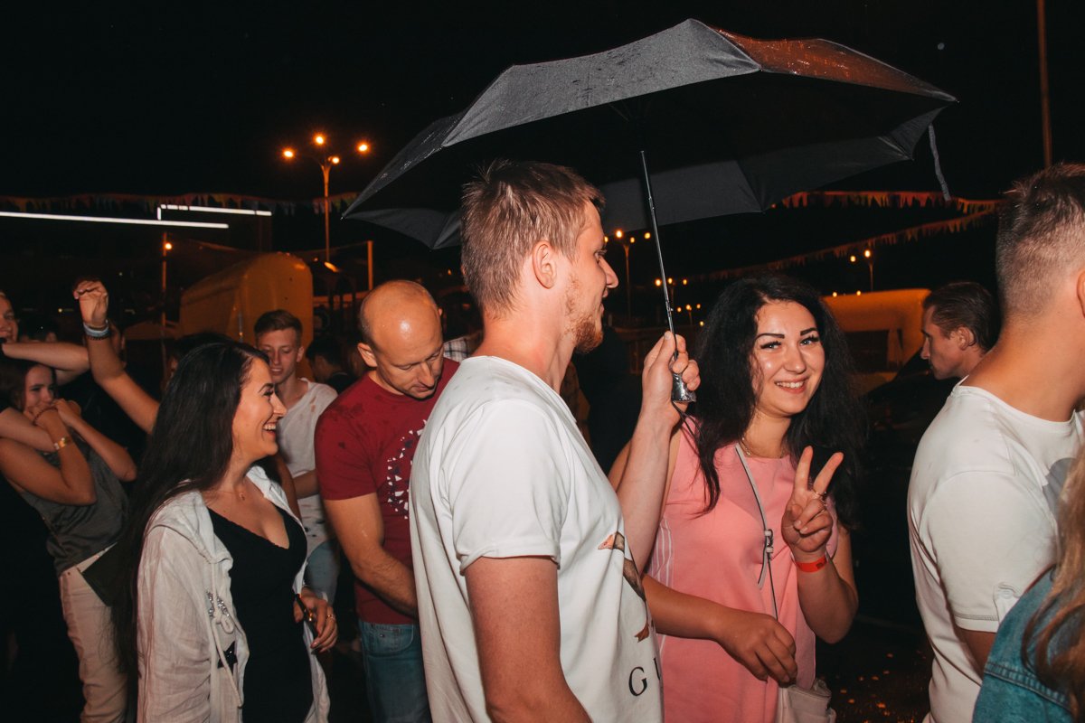 Дождь не смыл улыбки с лица фестивальщиков Дождь не смыл улыбки с лица фестивальщиков