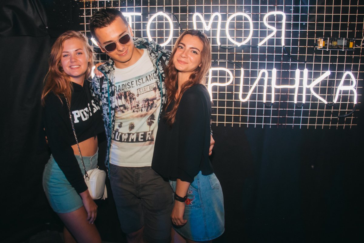 Потому что на 10 девчонок по статистике 9 ребят Потому что на 10 девчонок по статистике 9 ребят