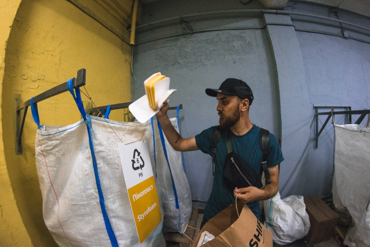 На станции расположены более 50 контейнеров для разных видов перерабатываемого мусора На станции расположены более 50 контейнеров для разных видов перерабатываемого мусора