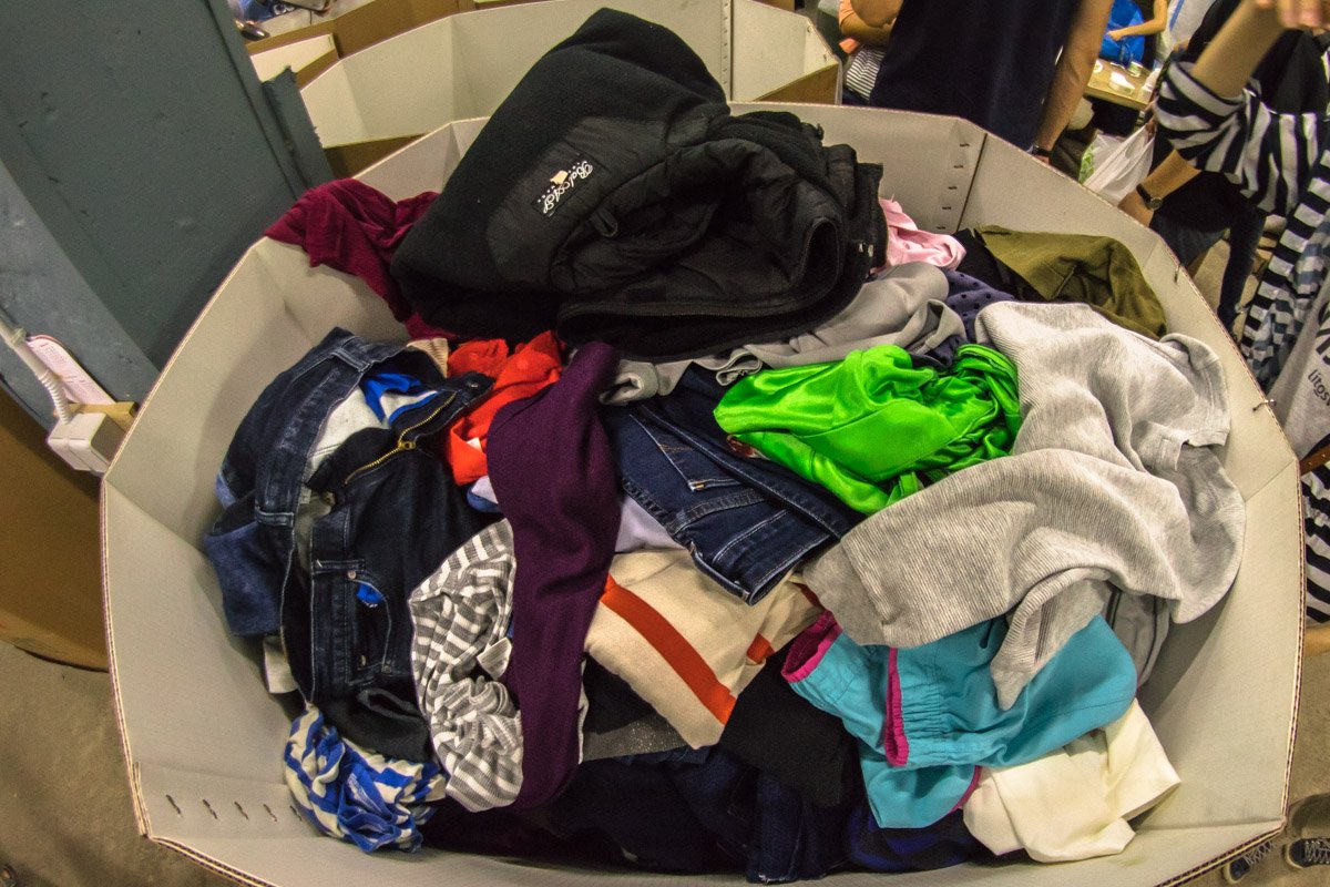 Старую, но пригодную одежду отдают в интернаты и приюты Старую, но пригодную одежду отдают в интернаты и приюты