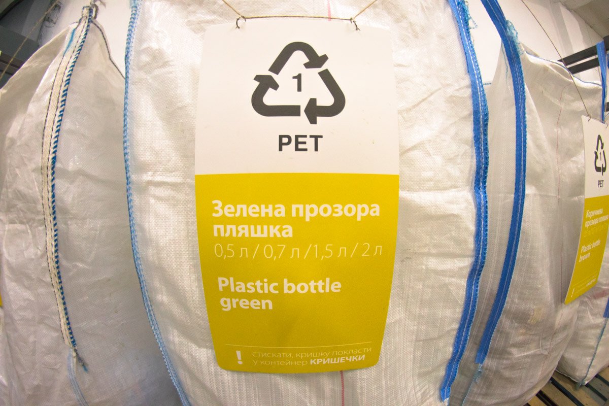 Тару сортируют по цвету и материалу Тару сортируют по цвету и материалу