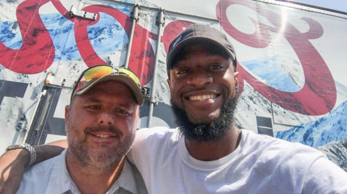 Доставщики пива уговорили мужчину не прыгать с моста, предложив ему выпить Доставщики пива уговорили мужчину не прыгать с моста, предложив ему выпить