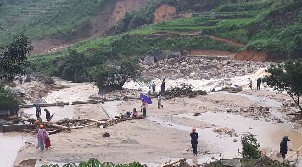 Во Вьетнаме в результате наводнений, вызванных тайфуном Бебинка, погибли восемь человек Во Вьетнаме в результате наводнений, вызванных тайфуном Бебинка, погибли восемь человек