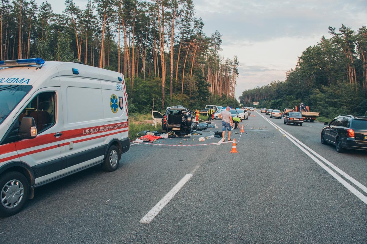 В воскресенье, 19 августа, под Киевом на Новоирпенской трассе столкнулись Citroеn Berlingo и Suzuki Grand Vitara