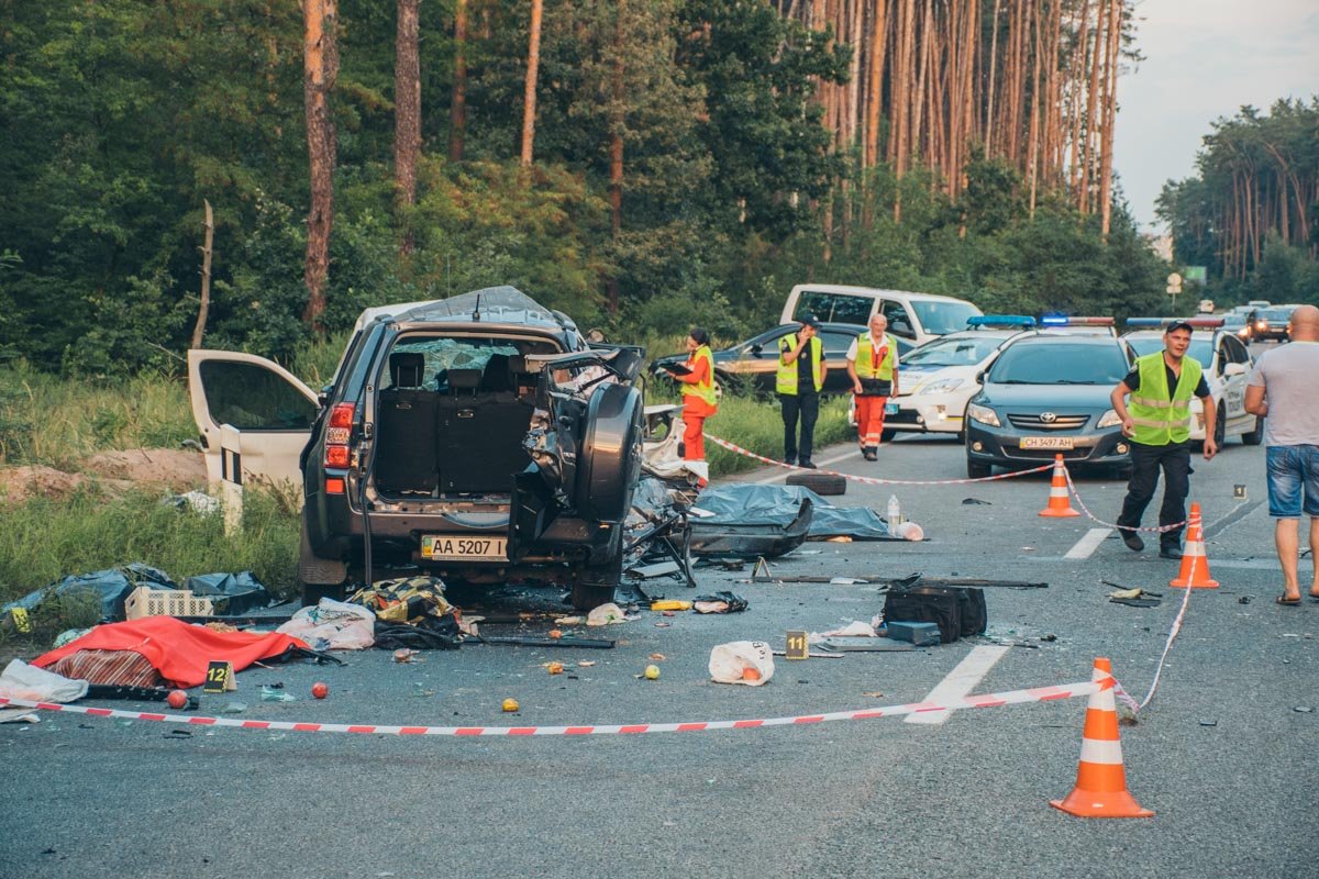 В результате аварии погибли четыре человека, еще троих госпитализировали