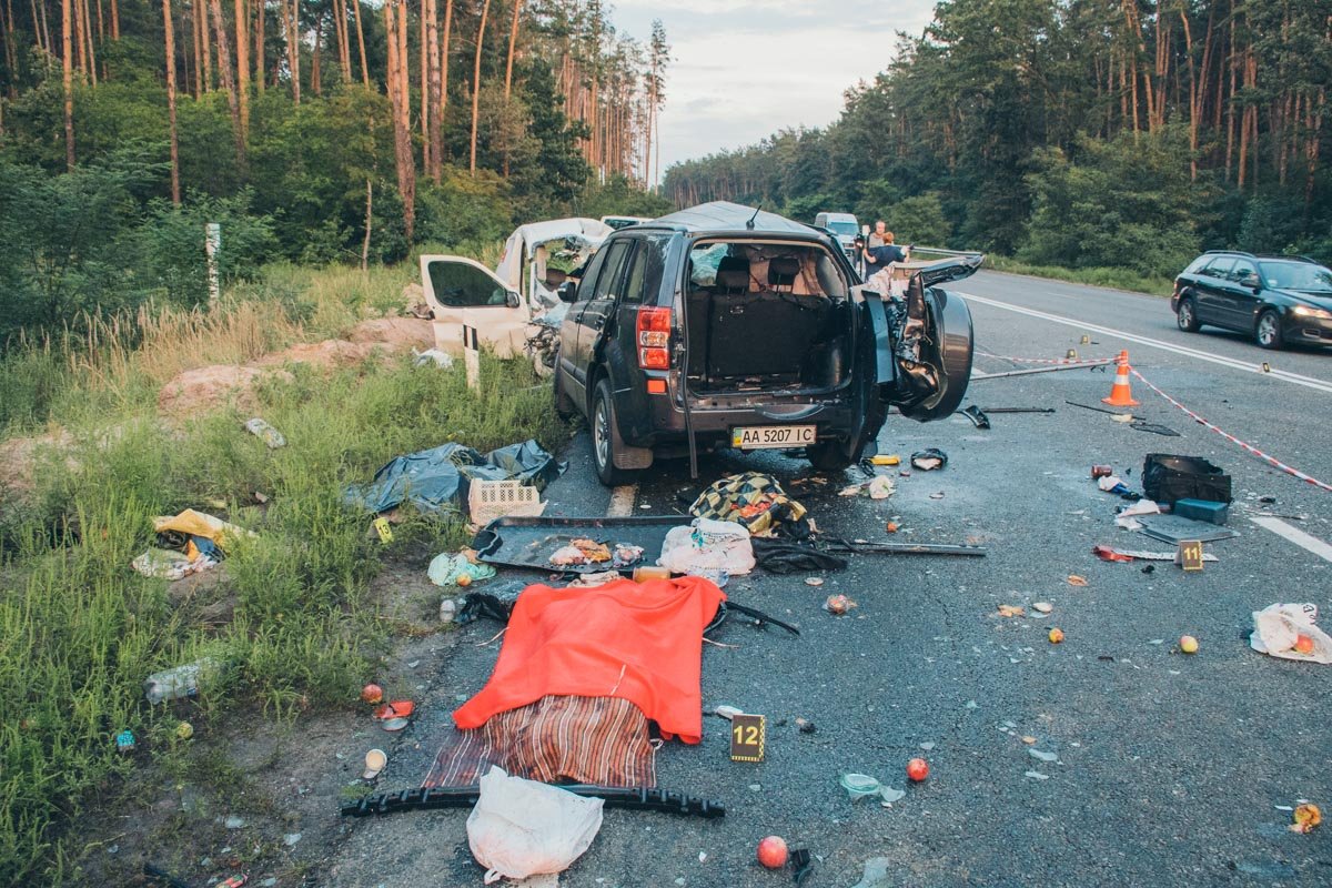 В одно мгновенье, ему навстречу, пересекая двойную сплошную, вылетел Suzukі