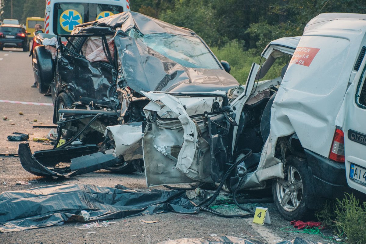 Водитель и пассажир Berlingo скончались на месте от полученных травм