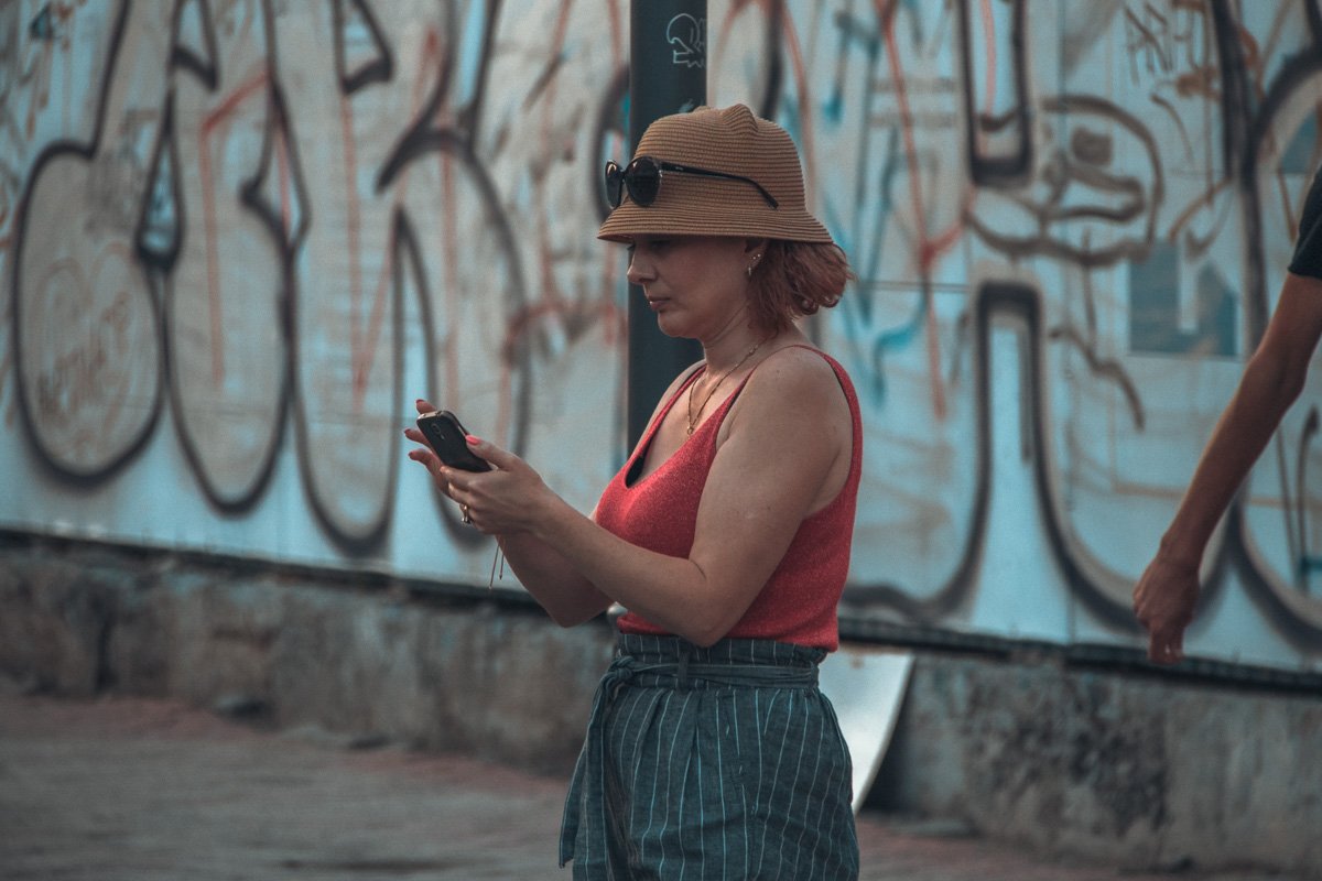 Ни минуты без телефона, даже во время прогулки Ни минуты без телефона, даже во время прогулки