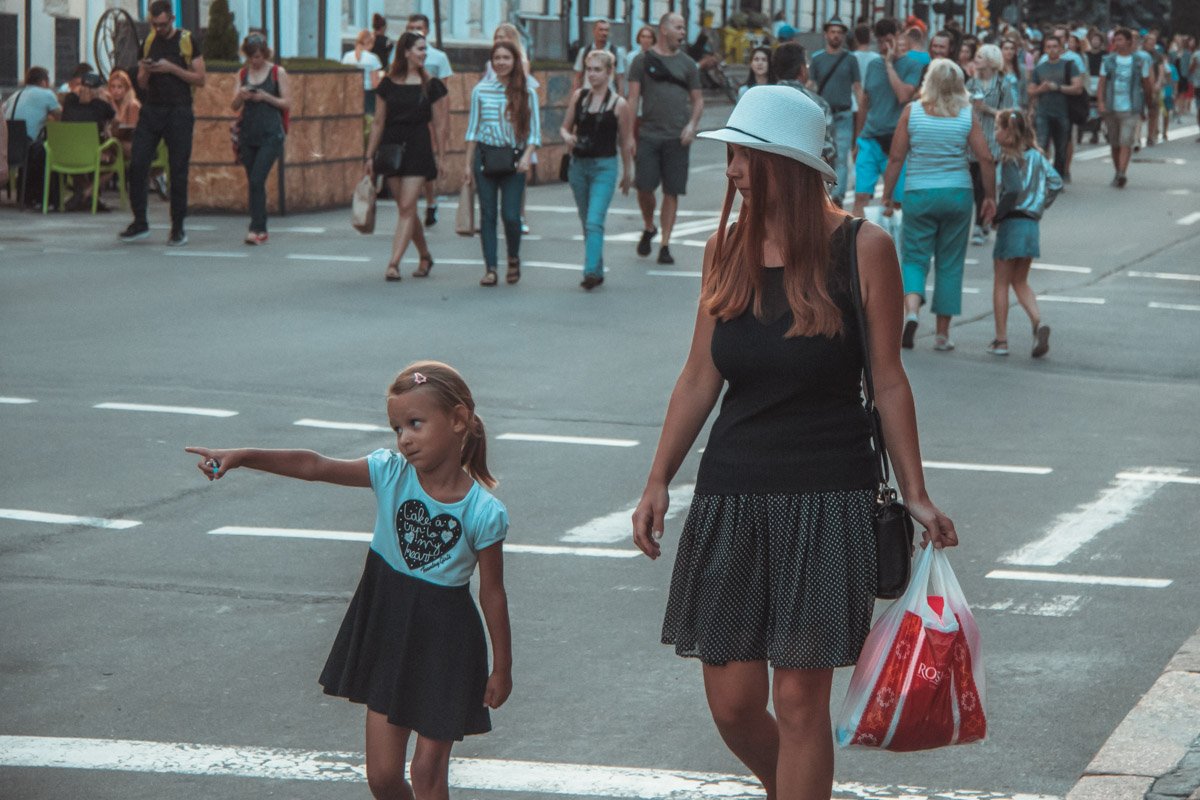 Мам, ну купи вот то мороженое Мам, ну купи вот то мороженое