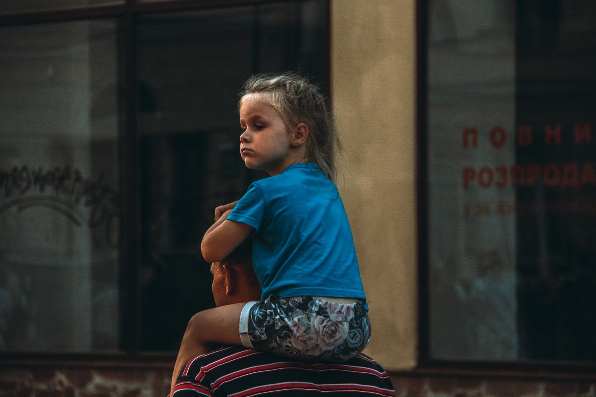 У папы на шее гулять веселее