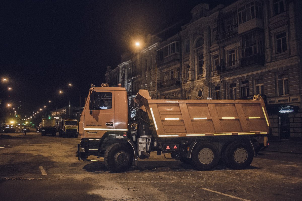 Участок дороги на улице Антоновича разрушился в ночь на 19 августа из-за сильных дождей