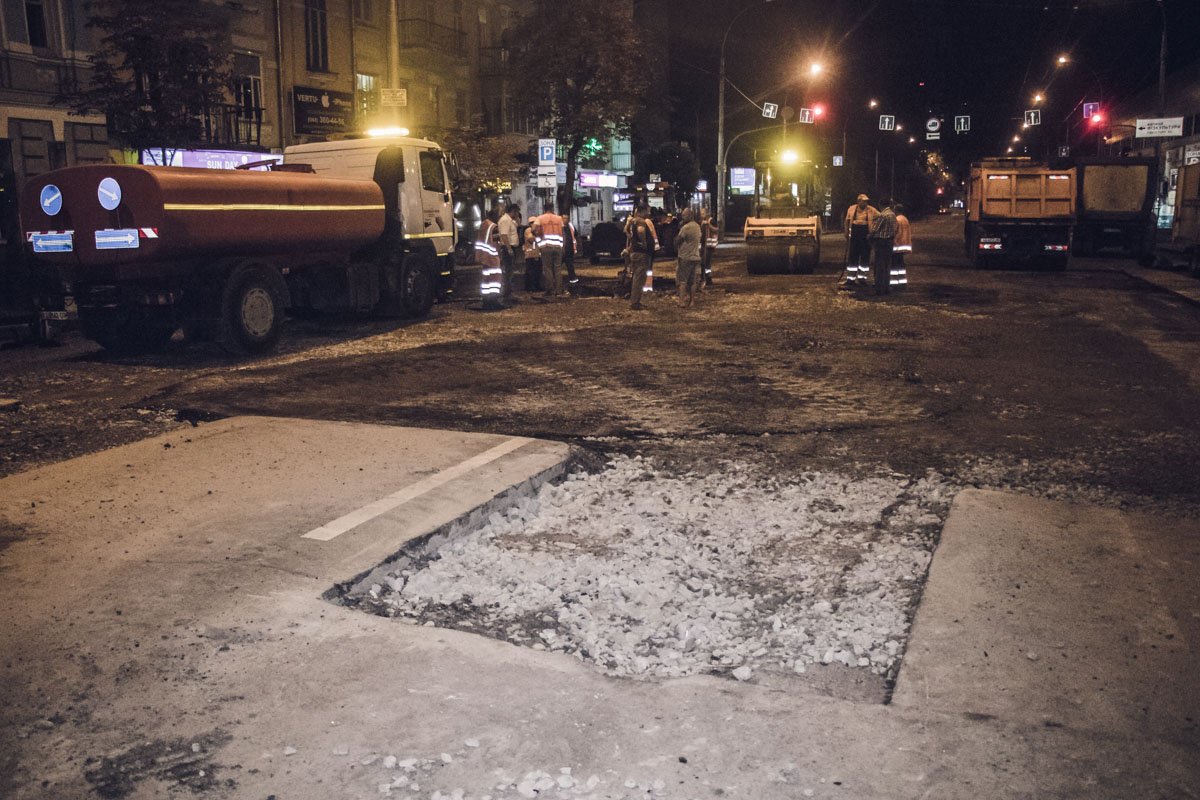 Коммунальщики продолжают ремонт на улице Антоновича