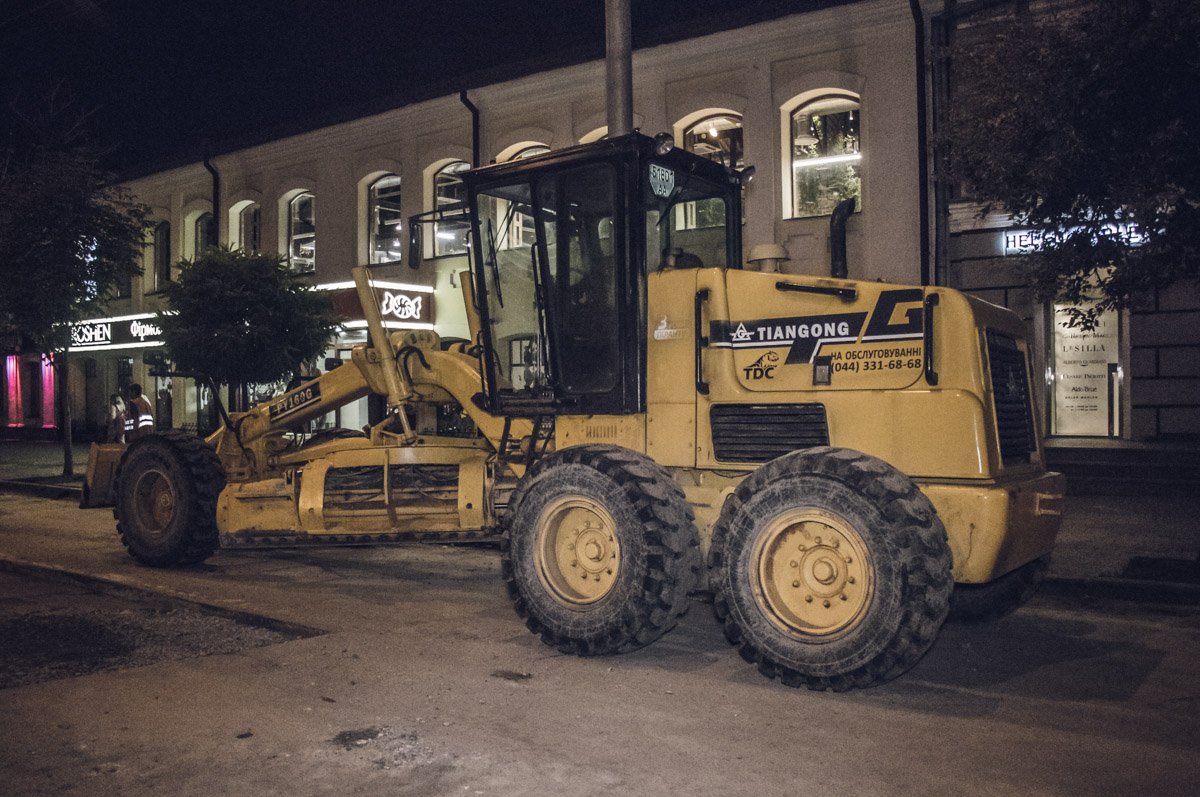 В ремонтных работах на улице Антоновича задействовано много спецтехники