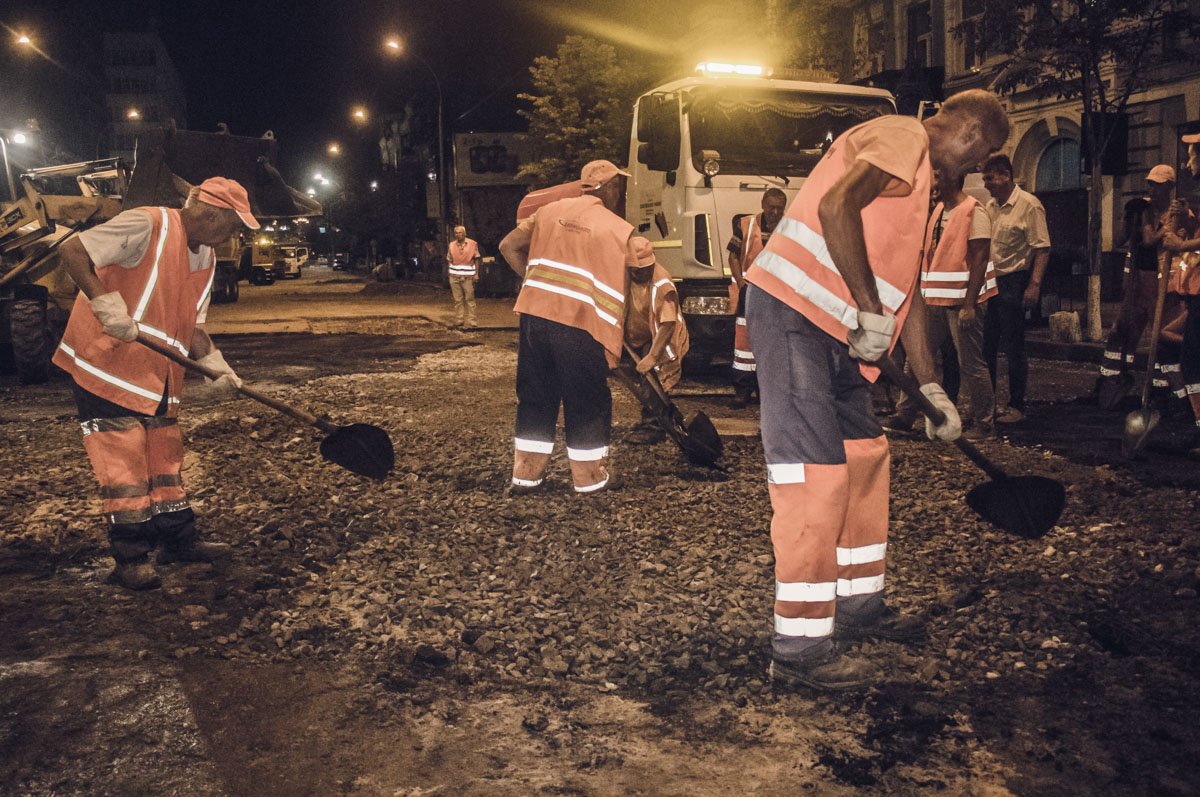 Коммунальщики укладывают новый асфальт