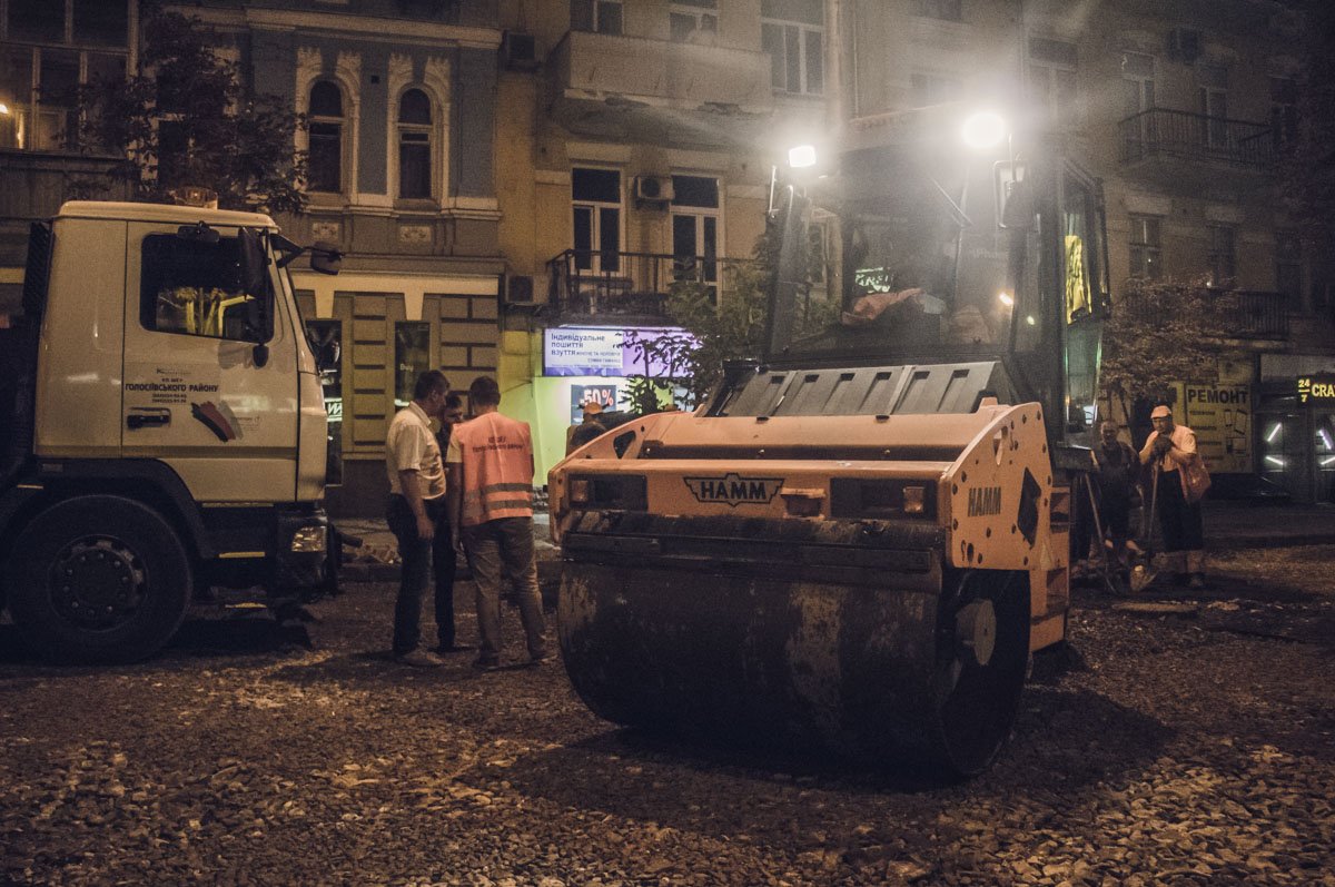 Каток за работой на улице Антоновича