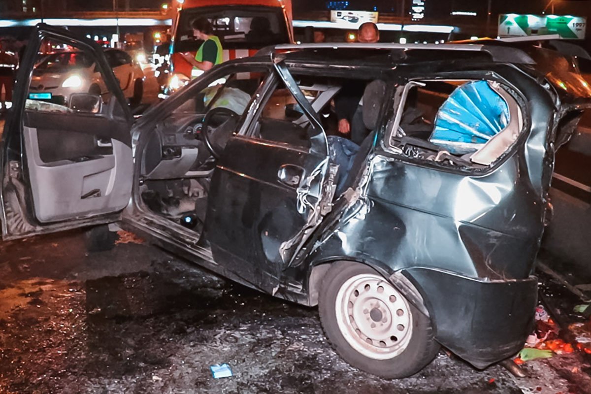 На проспекте Бажана произошла серьезная авария с участием микроавтобуса легкового автомобиля