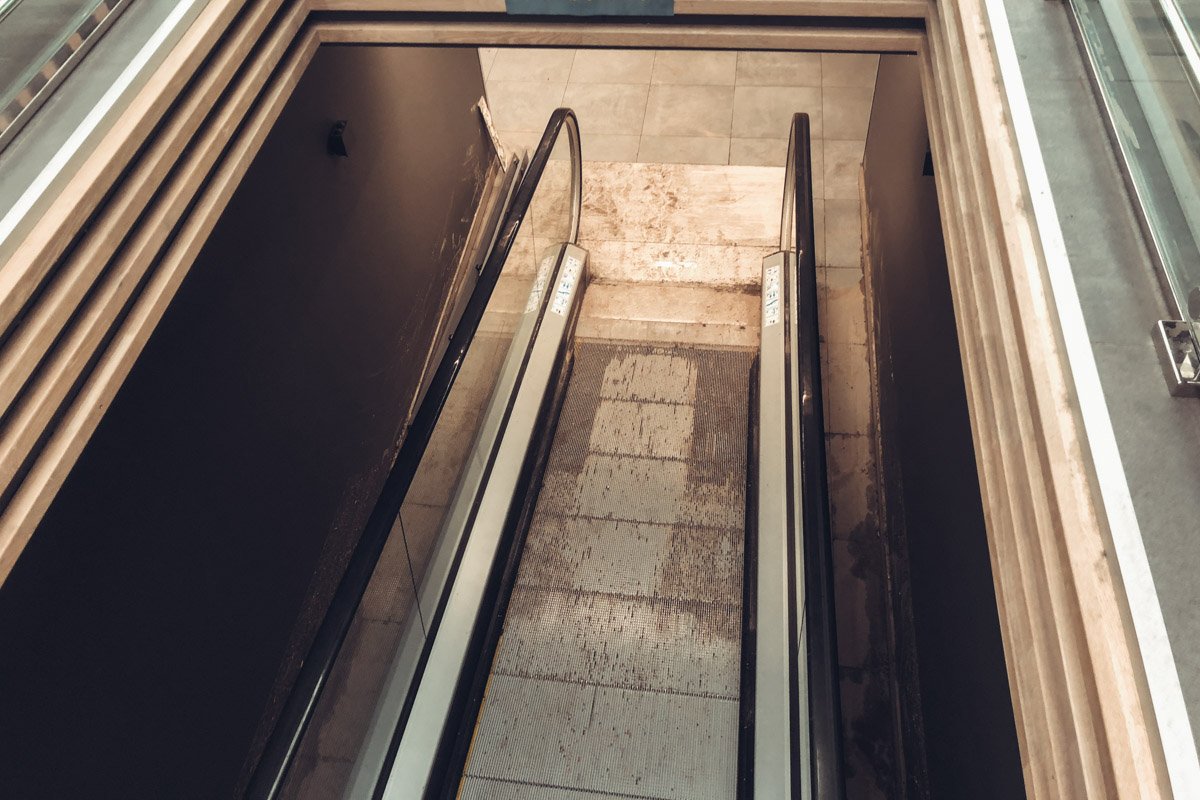 На территории парковки коммунальщики до сих пор откачивают воду На территории парковки коммунальщики до сих пор откачивают воду