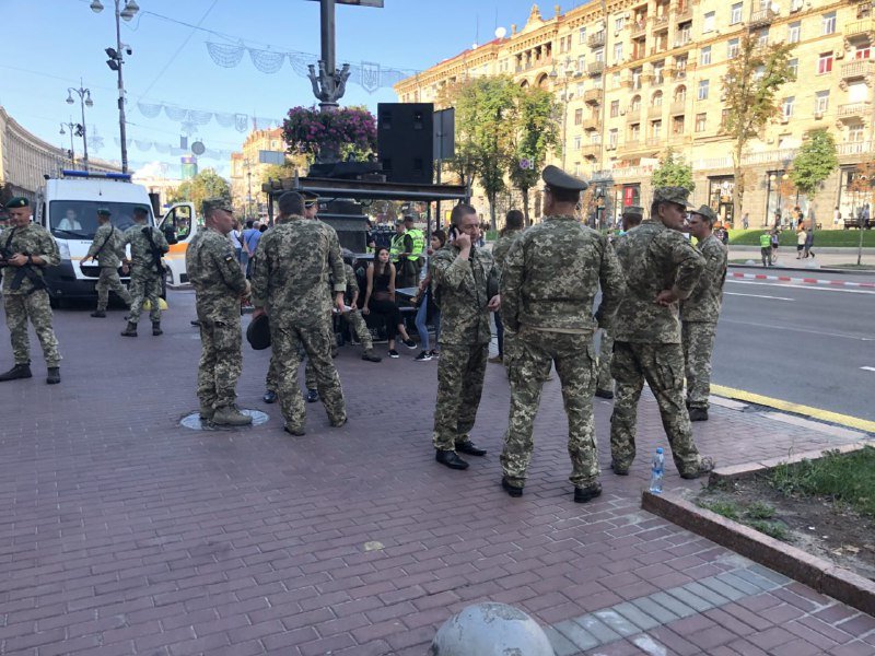 На центральную улицу вышли военные, выехали танки и военная техника