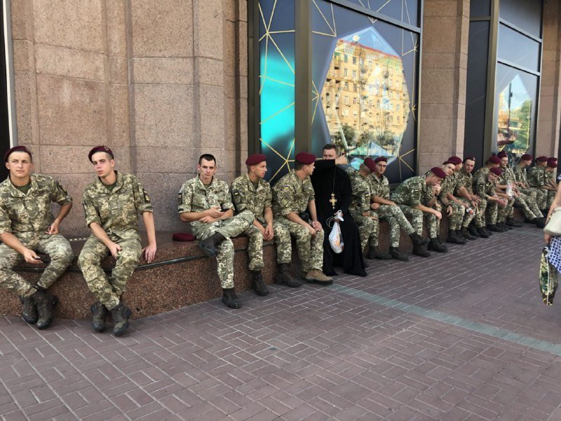 Солдаты собрались, чтобы провести репетицию марша 